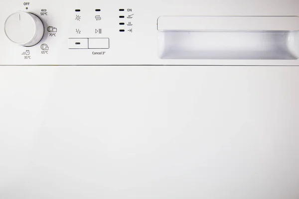 現代的な技術と環境に優しい節水水で異なるモードや温度で洗浄用食器洗い機のフロントダッシュボード上のコマンド — ストック写真