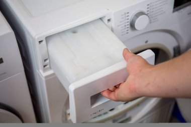 Çamaşır kurutucu su tankı, makineyi düzenli olarak çalıştıran adam, su tankını boşaltan, filtreleri temizleyen, vs..