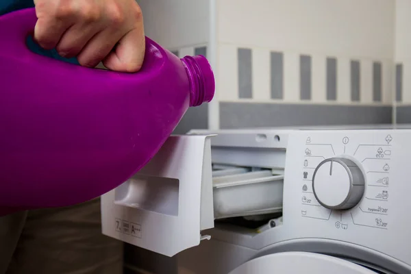 Waschmaschine Nahaufnahme Mann Gießt Waschmittel Oder Reinigungsmittel Weichspüler Sauberkeit Von — Stockfoto