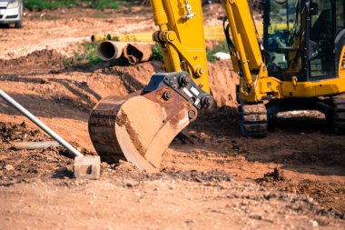 Çalışan makineler, daha iyi ve daha hızlı ulaşım sayesinde yolların yeniden inşası. Eski boruların kazılması ve yeni bir su şebekesi kurulumu