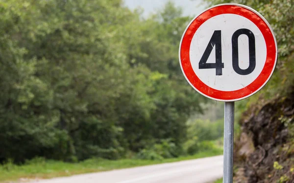 Señales Advertencia Tráfico Aconseja Los Conductores Conducir Más Lento — Foto de Stock