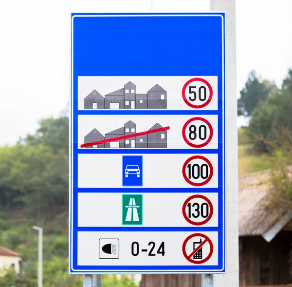 一些国家的交通标志 对驾驶措施的遵守情况和在不同情况下和不同道路上的速度限制 — 图库照片