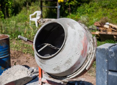 Beton karıştırıcı, inşaat çalışmaları devam ediyor. Karıştırıcı kullanıma hazır