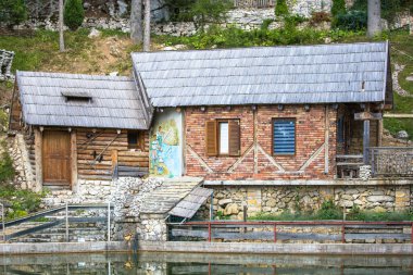 Çok güzel peyzajlanmış doğal çevre. Rahatlamak için ideal bir yer..