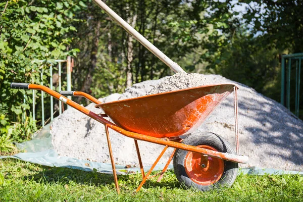 Een Arbeider Een Donkerblauwe Overall Met Een Schop Laadt Zand — Stockfoto