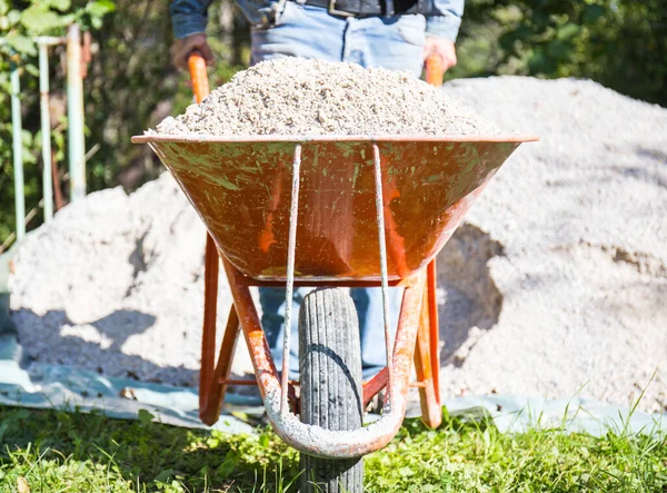 Lavoratore Una Tuta Blu Scuro Con Una Pala Carichi Sabbia — Foto Stock
