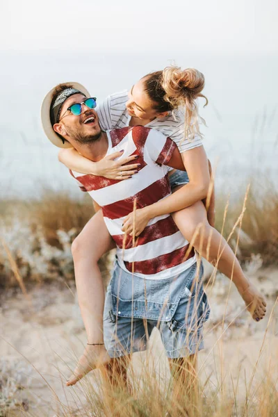 Jovem Casal Hipster Divertindo Praia Areia — Fotografia de Stock