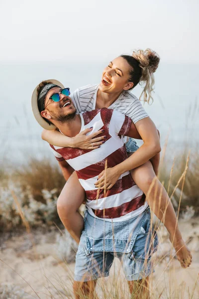 Jovem Casal Hipster Divertindo Praia Areia — Fotografia de Stock