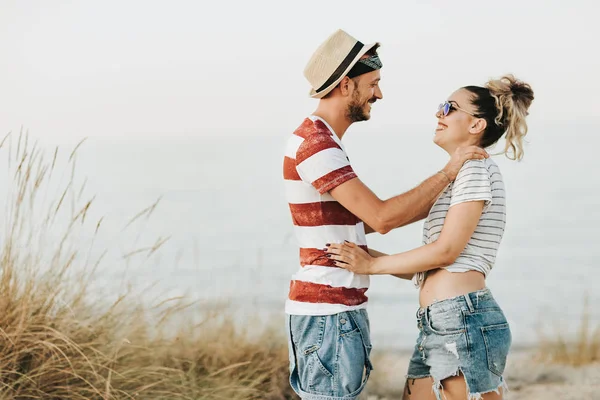 Jovem Casal Caminhando Praia Areia Pôr Sol — Fotografia de Stock