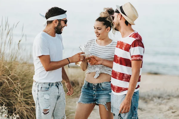 Três Jovens Amigos Comemorando Com Cerveja Praia — Fotografia de Stock