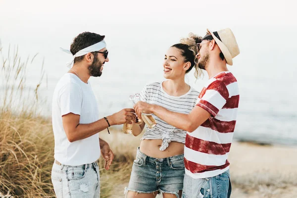 Três Jovens Amigos Comemorando Com Cerveja Praia — Fotografia de Stock