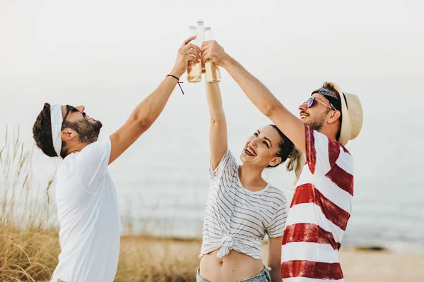 Três Jovens Amigos Comemorando Com Cerveja Praia — Fotografia de Stock