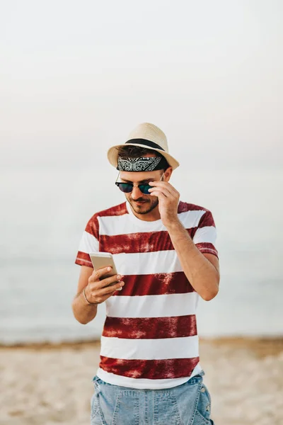 Jovem Hipster Usando Smartphone Litoral — Fotografia de Stock