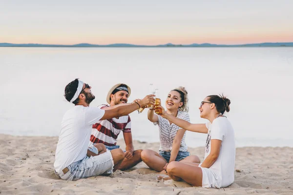 Grupo Jovens Amigos Comemorando Com Cerveja Praia — Fotografia de Stock