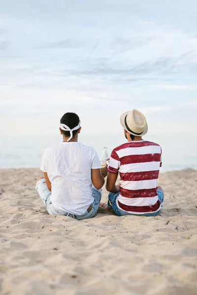 Dois Amigos Masculinos Relaxando Praia Areia — Fotografia de Stock