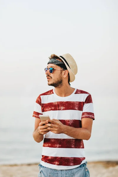 Jovem Hipster Usando Smartphone Litoral — Fotografia de Stock