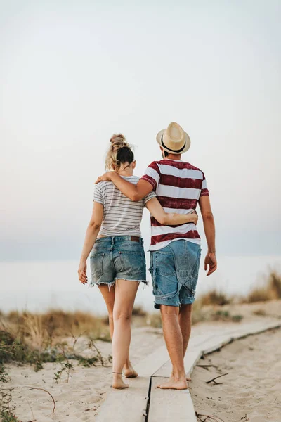 Jovem Casal Caminhando Praia Areia Pôr Sol — Fotografia de Stock