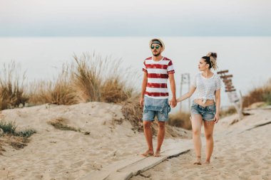 Sahilde yürüyüş sevgi dolu genç çift