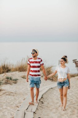 Sahilde yürüyüş sevgi dolu genç çift