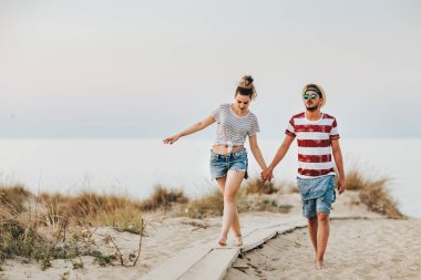 Sahilde yürüyüş sevgi dolu genç çift
