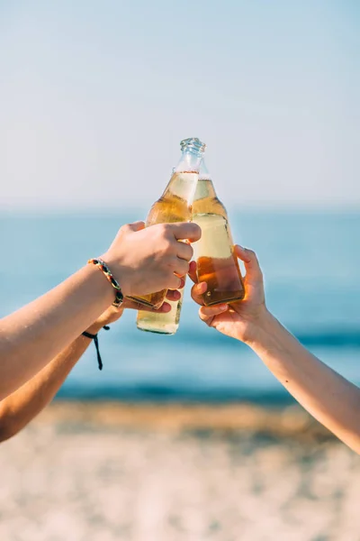 Fechar Mãos Brindar Com Garrafas Cerveja Praia — Fotografia de Stock