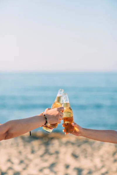 Fechar Mãos Brindar Com Garrafas Cerveja Praia — Fotografia de Stock
