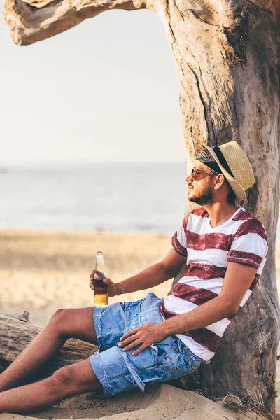 Jovem Sentado Praia Bebendo Cerveja — Fotografia de Stock
