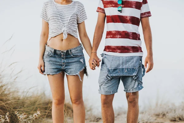 Jovem Casal Amoroso Andando Praia — Fotografia de Stock