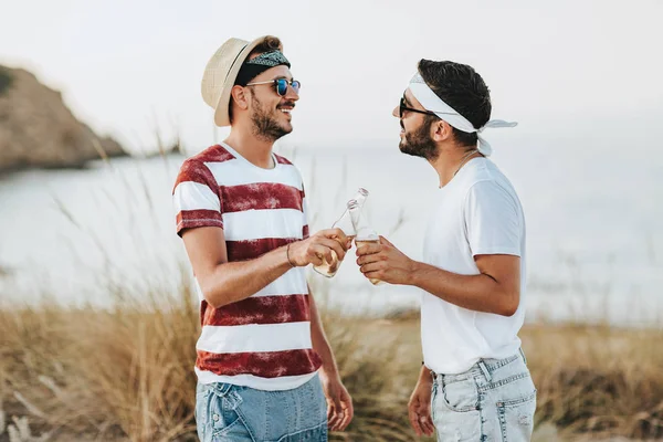 Νέους Αρσενικούς Φίλους Πίνοντας Μπύρα Στην Παραλία — Φωτογραφία Αρχείου