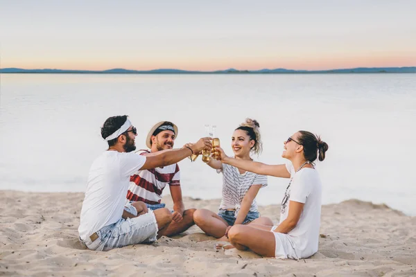 Grupo Jovens Felizes Praia Falando Bebendo Cervejas — Fotografia de Stock