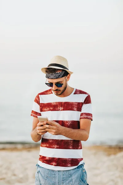 Jovem Praia Usando Telefone Celular — Fotografia de Stock