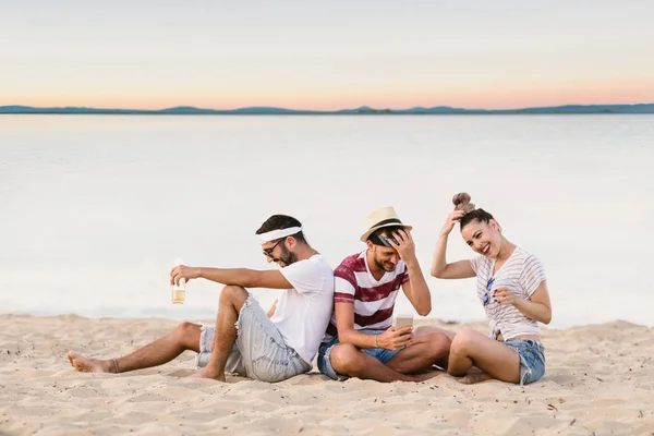 Grupo Jovens Felizes Sentados Juntos Praia Tomando Selfie — Fotografia de Stock