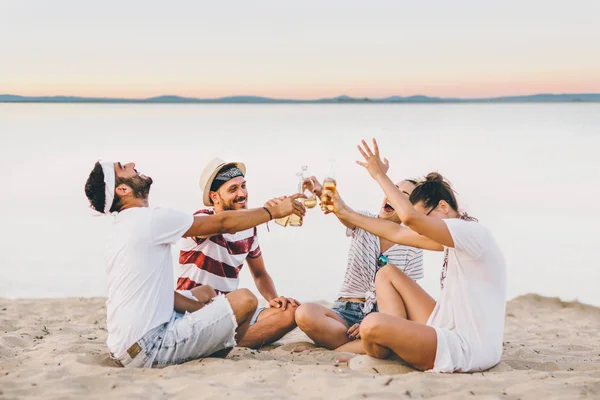 Grupo Jovens Felizes Sentados Juntos Praia Falando Bebendo Cervejas — Fotografia de Stock