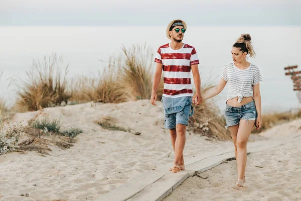 Joven Pareja Amorosa Caminando Playa —  Fotos de Stock