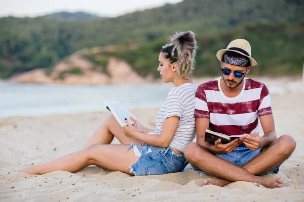 Pareja Joven Sentada Playa Leyendo Libros —  Fotos de Stock