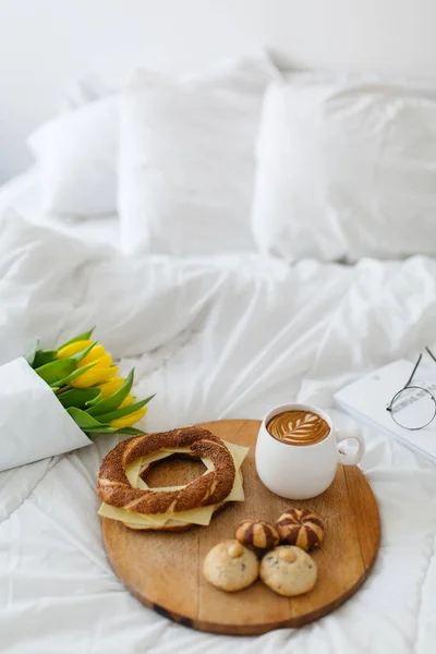 Desayuno Vacaciones Para Mujeres Día Cama Café Rosquilla Con Queso —  Fotos de Stock