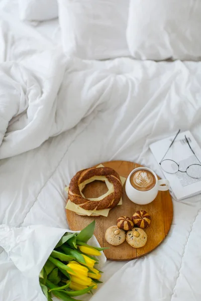 Frauenfrühstück Bett Mit Gelben Tulpen — Stockfoto
