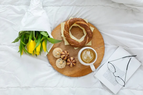 Colazione Vacanza Donne Giorno Sul Letto Con Tulipani Gialli — Foto Stock