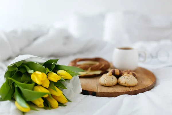 Frauenfrühstück Kaffee Bagel Mit Käse Kekse Und Gelben Tulpen — Stockfoto