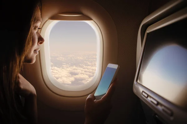 Mujer Volando Avión Usando Smartphone —  Fotos de Stock