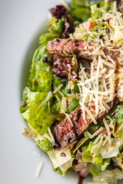 Izgara et ve peynir salatası