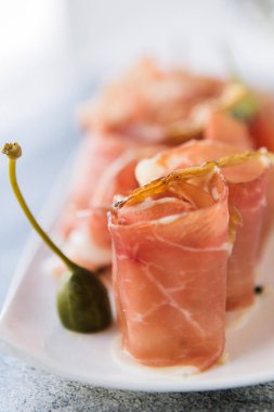 Prosciutto bir tabak ta dilimler, yakın