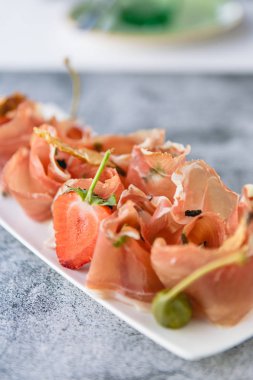 Prosciutto bir tabak ta dilimler, yakın