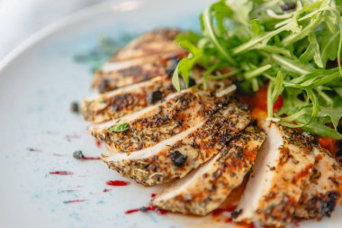 Arugula ile ızgara tavuk göğsü