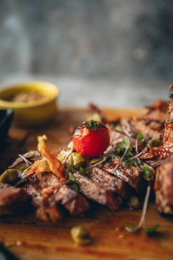 Ahşap tahtada dilimlenmiş ızgara et