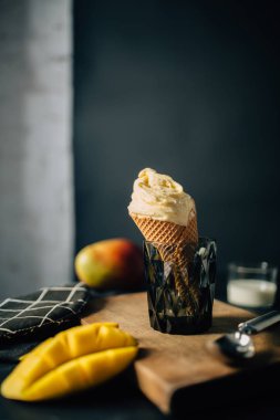 Lezzetli dondurma waffle koni