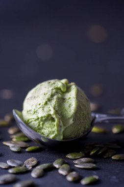 Bir kaşıkyeşil dondurma Topu