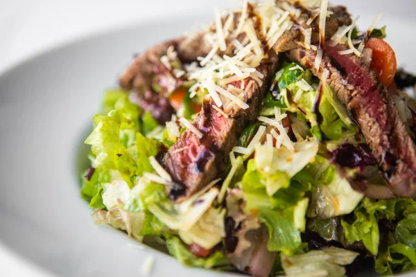 Ensalada Apetitosa Con Carne — Foto de Stock