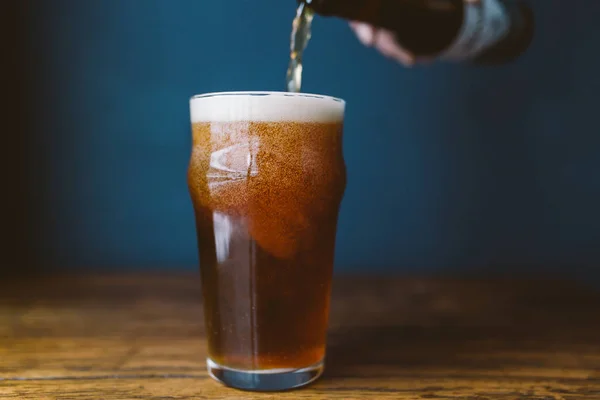 Mann Schüttet Bier Ins Glas — Stockfoto