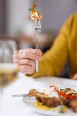 sebze ile ızgara doldurulmuş fileto ile adam tutan çatal kırpılmış shot